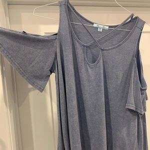 🎉3/$20🎉 She and Sky cold shoulder keyhole top